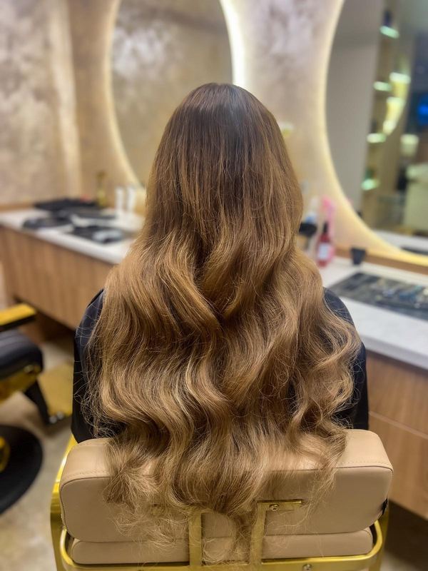 Dlhé hnedé vlasy s balayage do karamelovej