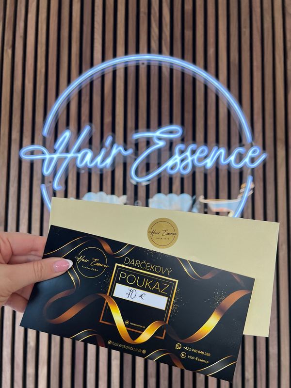 Darčekový poukaz Hair Essence v ruke