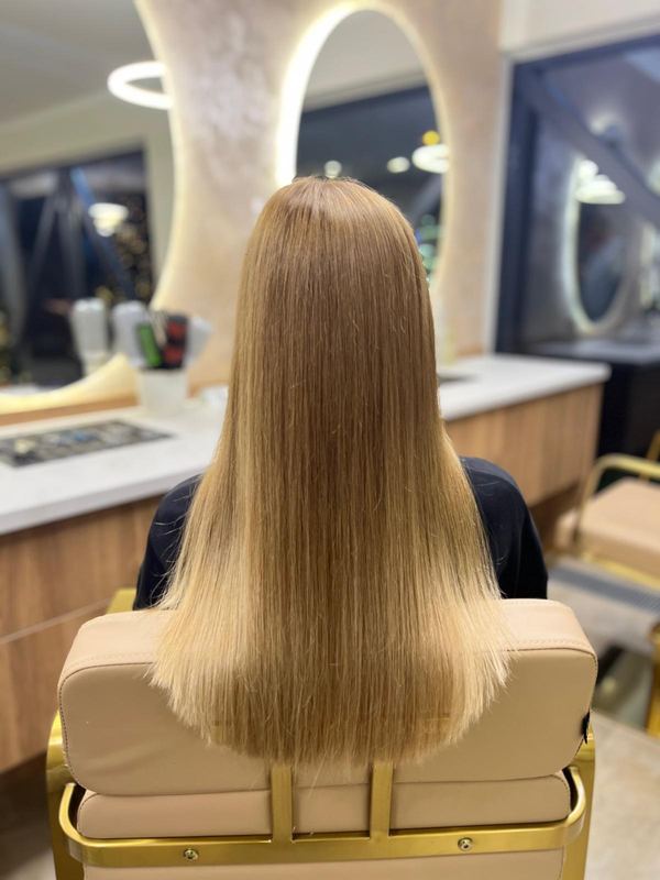 Rovné medeno-blond vlasy