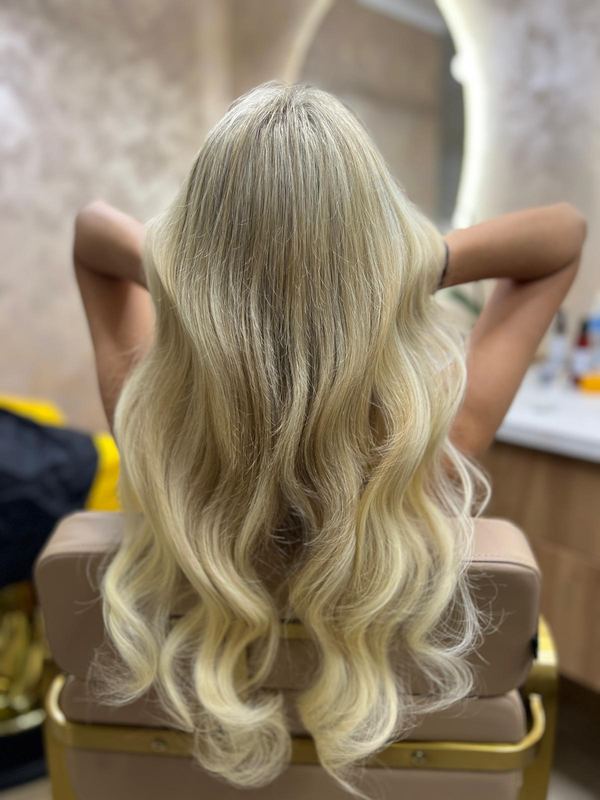 Platinové blond vlny po zosvetľovaní