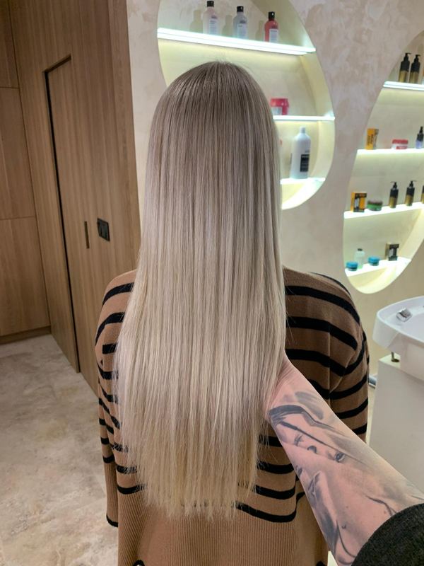 Dlhé rovné svetlé blond vlasy