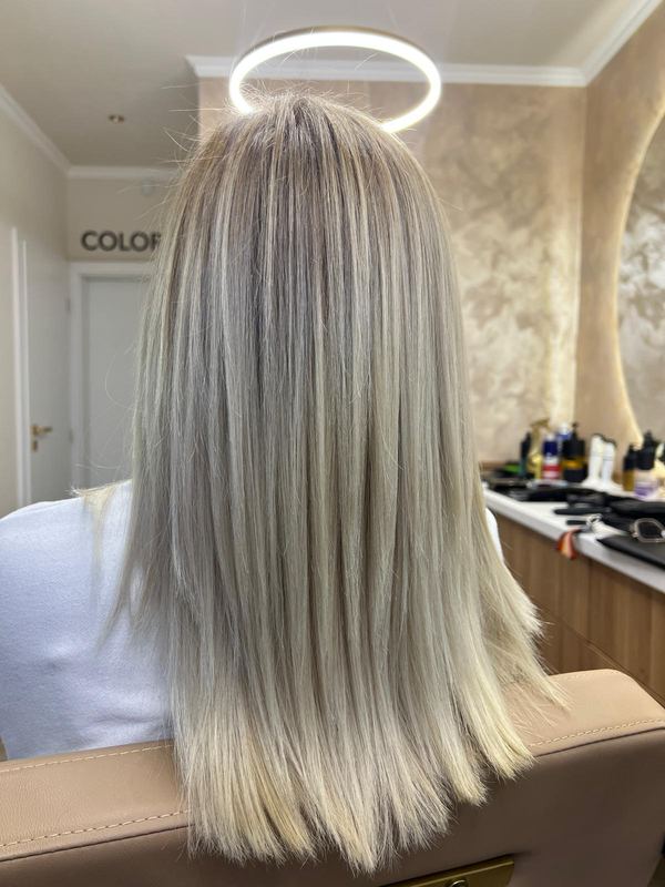Studená blond so zosvetlenými prameňmi