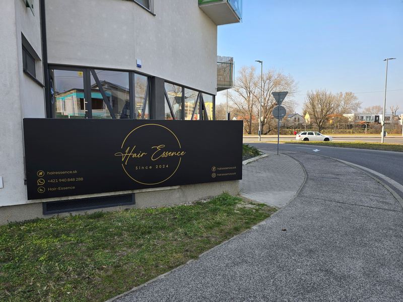 Vchod do salóna Hair Essence z Podunajskej ulice